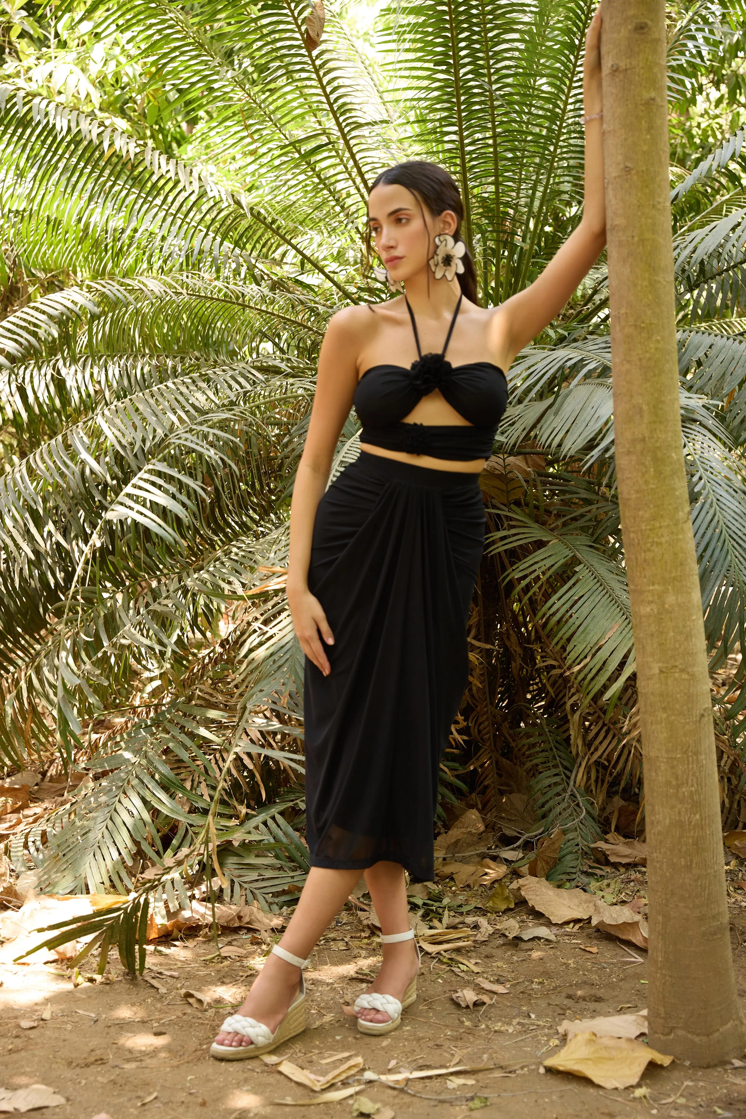 Black Corsage Tie-up Crop Top