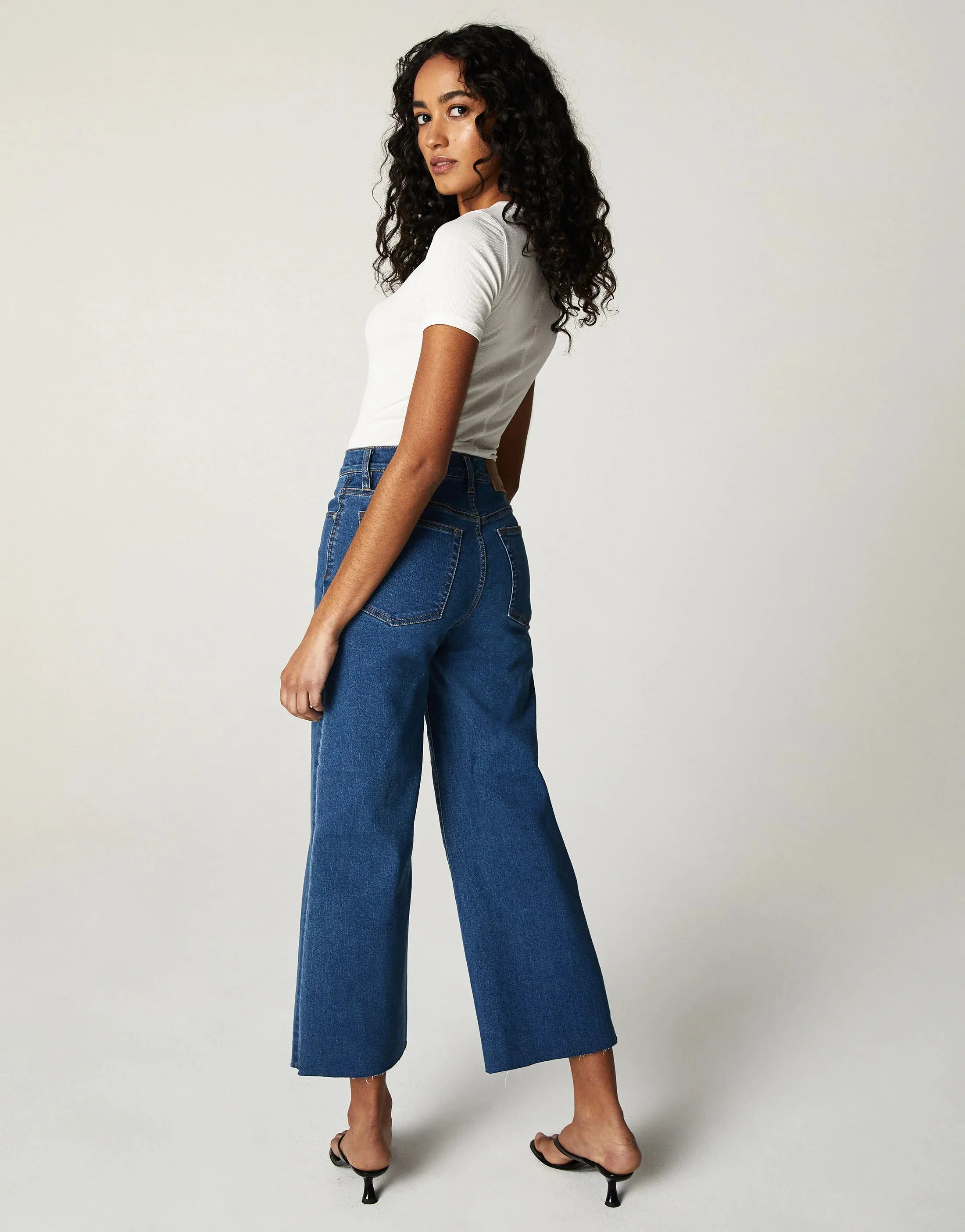 UN2000986 Greta Mid Rise Wide Leg Crop